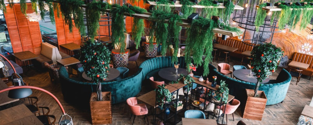 радиусный диван из ткани с эффектом письма